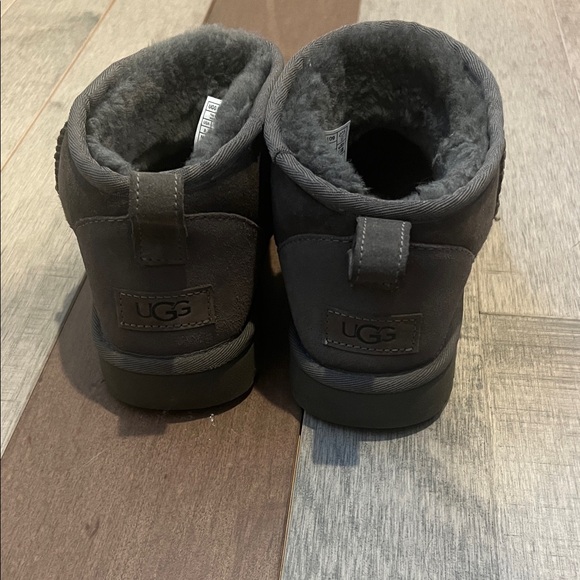 UGG Women's Gray Classic Ultra Mini Ankle Boots - Picture 3 of 5